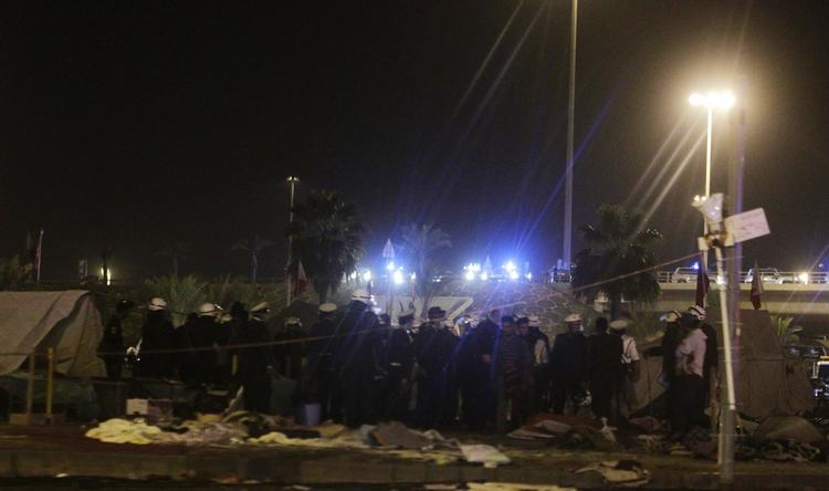 ARMERET. Politiet i Bahrain angreb i nat en gruppe sovende demonstranter med skud og tåregas. 