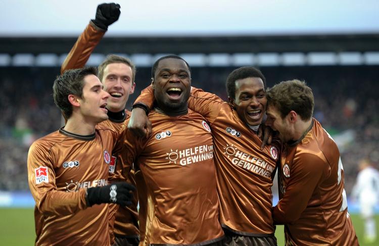 sejr. Gerald Asamoah (i midten) skrev sig med 1-0-målet mod HSV ind i St. Paulis historiebøger. 