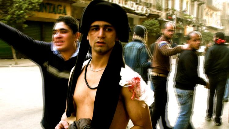 strejf. Den unge egypter blev ramt  af et strejfskud, da politiet skød ind i menneskemængden på Tahrirpladsen,  tæt ved politiministeriet. Flere andre  blev ramt, og situationen er med i det råmateriale, filminstruktøren Omar  Shargawi vil gøre til en ny dokumentarfilm. 