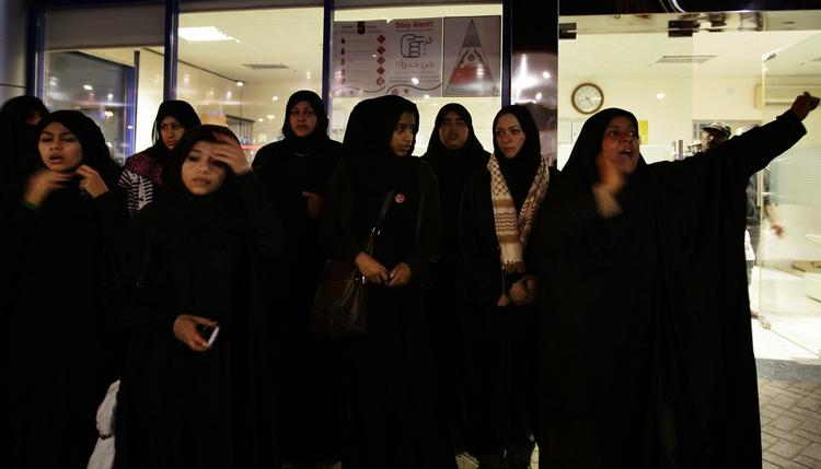 Trods politiets voldsomme indgriben fortsatte demonstranter med at råbe slagord. De kræver, at politiske fanger bliver løsladt, flere job og boliger, et styrket og mere repræsentativt parlament, en ny forfatning skrevet af folket og en ny regering, der ikke indeholder premierminister Sheikh Khalifa Bin Salman Al Khalifa, som har været ved magten i 40 år. 