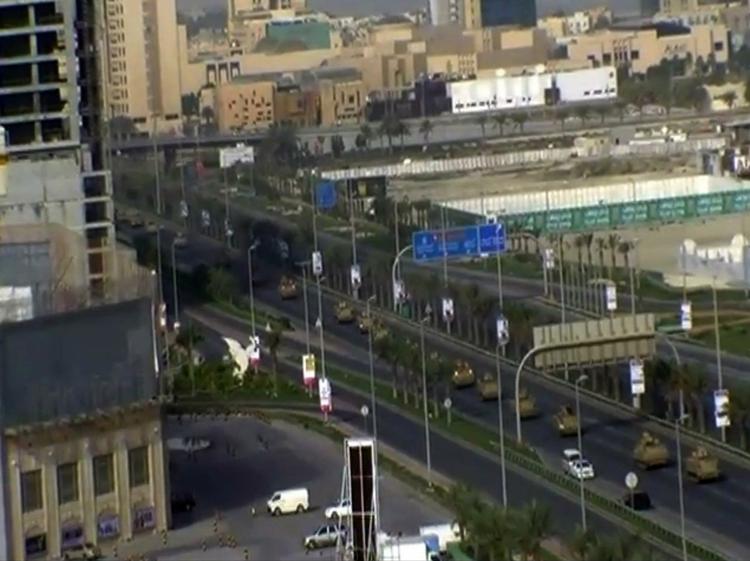 Udover aktionen i nat har magthaverne i Bahrain også sendt 50 pansrede køretøjer af sted mod Perlepladsen. 