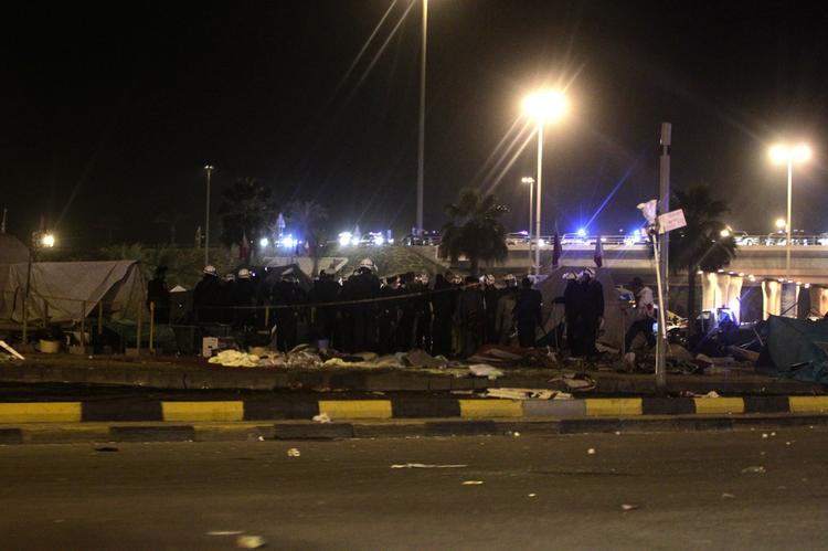 Efter angrebet med tåregas og skud omringede politiet den gruppe af demonstranter, der ikke nåede at flygte. 