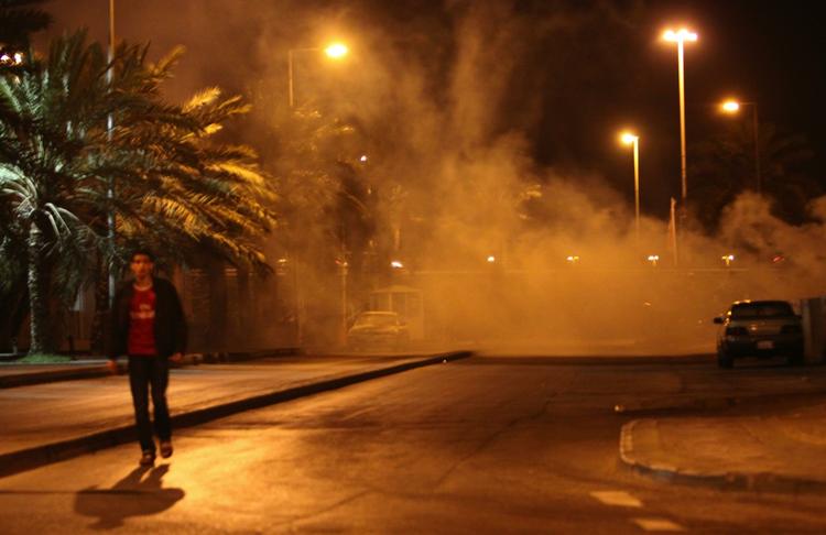 Angiveligt uden advarsel fyrede politiet tåregas mod de telte, hvor demonstranterne lå og sov. Formålet var at splitte dem op. 