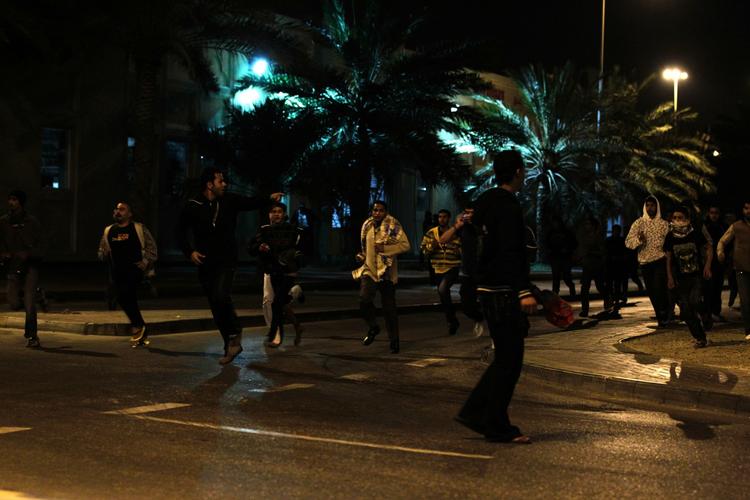 »Dagen igennem havde der været rygter om, at vi ville få yderligere 24 timer, men angrebet kom uden advarsel«, siger Ibrahim Sharif fra det sekulære oppositionsparti Waad til BBC. 