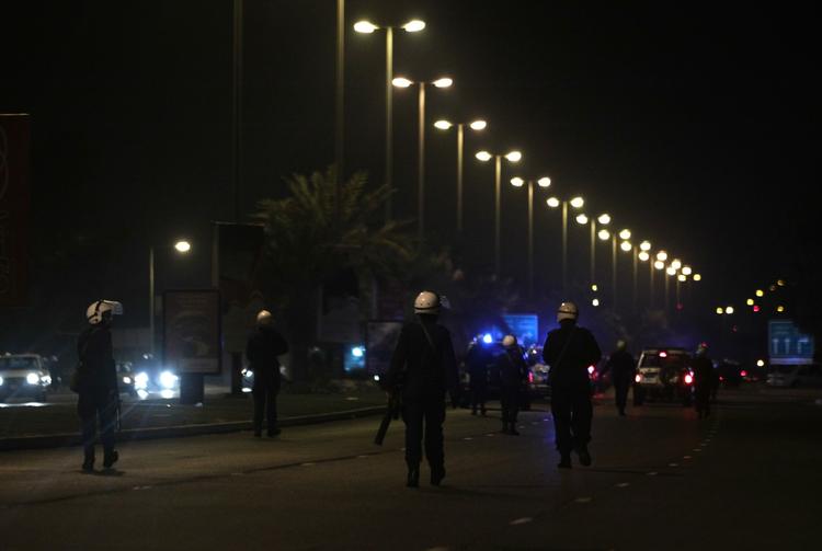 Udover de mange politibiler fortæller vidner til BBC, at også tanks var sat ind, ligesom der hang helikoptere over Perlepladsen og overvågede aktionen. 