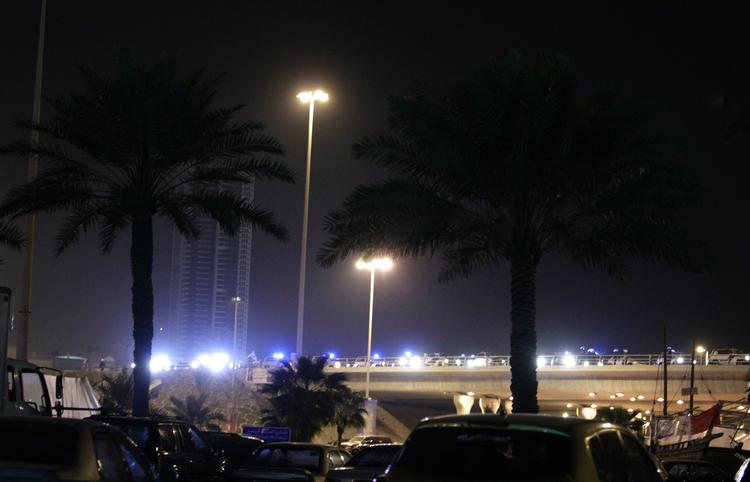 Omkring klokken 3.00 lokal tid rykkede politistyrken ind på Perlepladsen i centrum af Bahrains hovedstad Manama, hvor demonstranterne befandt sig. 