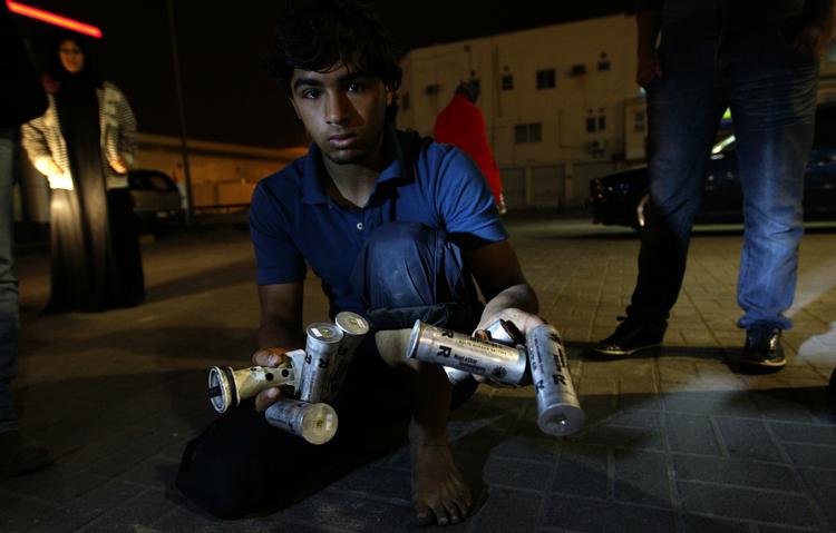 Politiets aktion kostede ifølge oppositionen to mennesker livet, mens en yderligere er i meget kritisk tilstand. Derudover er flere end 100 blevet såret. På billedet her viser en dreng nogle af de patroner med tåregas, som politiet affyrede mod demonstranterne. 