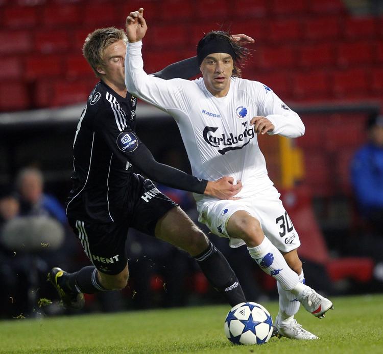 Skarp. Cristian Bolaños (tv.) er en af de spillere, der formentlig kommer til at holde en anden vel skydende herre, Martin Vingaard, væk fra startopstillingen. 