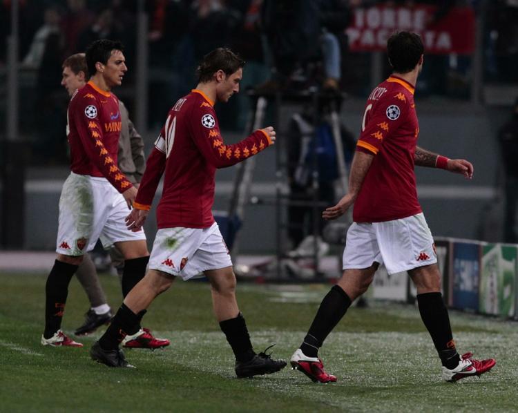 Nederlag. Superstjernen Francesco Totti (i midten) om Roma-holdet er under stort pres efter svipseren på hjemmebane mod Sjakhtar Donetsk. 