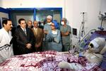 Martyr. Tunesiens præsident, Ben Ali, nummer to fra venstre, besøger Mohamed Bouazizi på hospitalet. Bouazizi satte i december ild til sig selv i en protestaktion, der udløste opstanden mod Ben Ali. Bouazizi døde af sine skader 4. januar. 