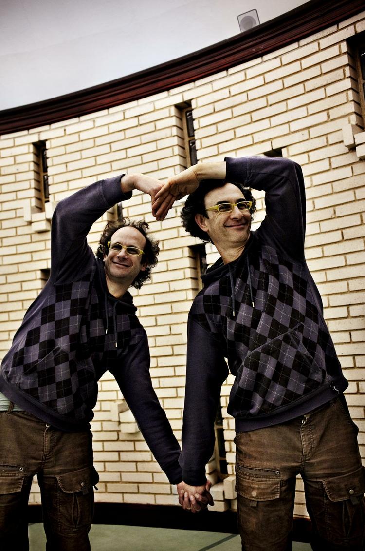 Det israelske homoseksuelle kunstnerpar Gil &amp; Moti er i Danmark i forbindelse med en retrospektiv udstilling i Kunsthallen Nikolaj samt projektet 'In your shoes', hvor de blandt andet forsøger at blive adopteret af en muslimsk familie ved at lægge små sedler i de muslimske mænds sko uden for moskeen. Gennem de seneste mange år har de lavet adskillige projekter for at skabe forsoning mellem israelere og muslimer. 