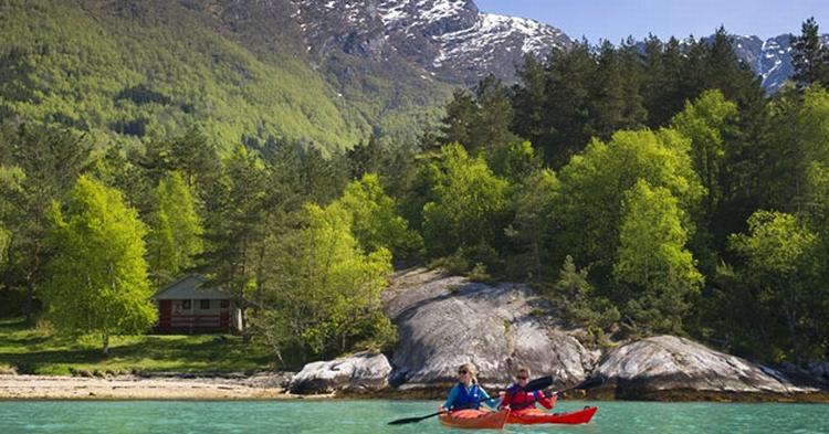 Hardanger Fjord i Norge. Det skal være mere attraktivt for turister at besøge landet om sommeren. 