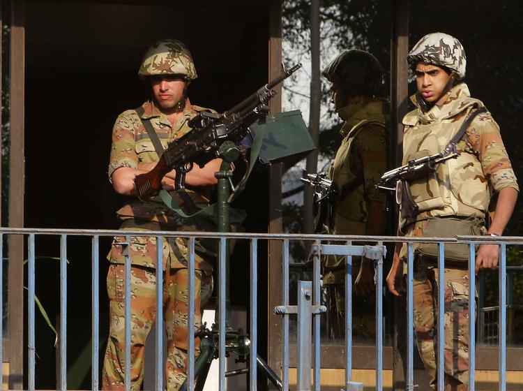 Anklaget. Egyptiske soldater på vagt. Militæret anklages nu for at have mishandlet demonstranter. 