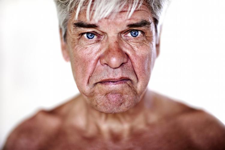 Truende. Ib Michael føler sig udsat for hetz og lover anmelderen en røvfuld. 