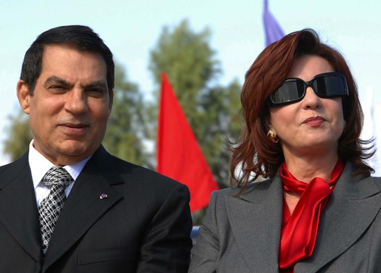 Væltet. Zine El Abidine Ben Ali ses her frisk sammen med sin kone, Leila, for mindre end et par måneder siden. Nu ligger han i koma. 