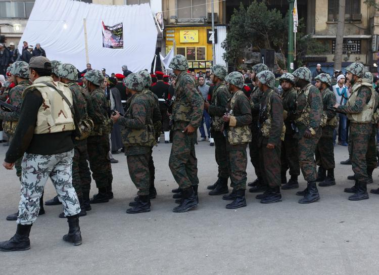 Egyptiske soldater på Tahrirpladsen i Kairo. Militæret er under anklage for tortur. 
