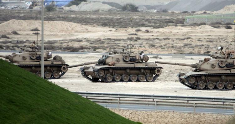 magtdemonstration. Tanks patruljerer på en af hovedvejene ind til Bahrains hovedstad Manama i dag. Tidligere på dagen ryddede politistyrker Perlepladsen for demonstranter. Flere meldes dræbt. 