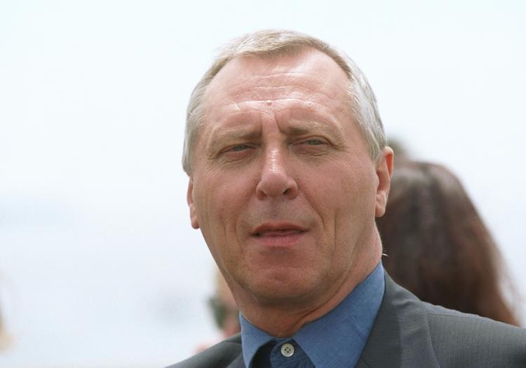 kult. Filminstruktøren Peter Greenaway arbejder på sin nye film - en komedie. Den handler om en kvinde, der bliver gravid efter at have været med i en trekant. 