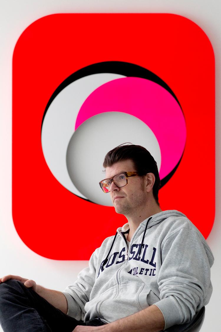 Reklamebureaudirektør Christian Nielsen vil ikke ud med, hvor mange penge han bruger på at købe kunst - men det er ikke få. Nogle af dem har han brugt på et af sine yndlingsbilleder, Gerold Millers 'Instant Vision 71', i baggrunden. 