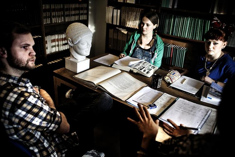 Selvhjælp. Hvis man læser arkæologi på kandidatniveau på Københavns Universitet, får man ingen undervisning - det er rent selvstudium. Bjarne Purup og hans studiekammerater Julia Petrovic, Trine Kristensen og Stine Frost Gertsen sidder med bøgerne. 