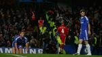 nederlag. Anfører John Terry illustrerer Chelseas situation i kampen mod Liverpool. Kun seks af de seneste atten kampe har Chelsea vundet. 