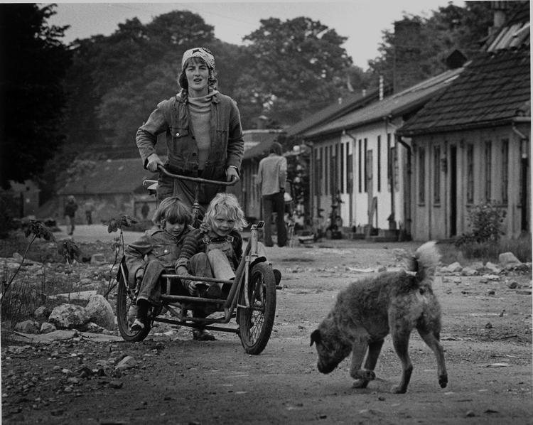 Christania fik mange til at opgive en borgerlig tilværelse og læsse børn på budcyklen lige om hjørnet af Mælkebøttevej. Her er det i år 1975. 