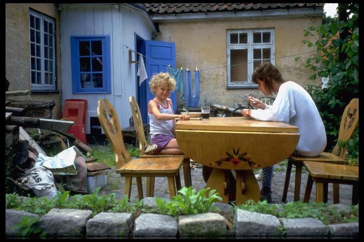 Fristaden Christiania blev etableret i 1971, hvor en gruppe unge boligløse besatte den nedlagte Bådmandsstrædets Kaserne. Dette billede er fra 1987. 