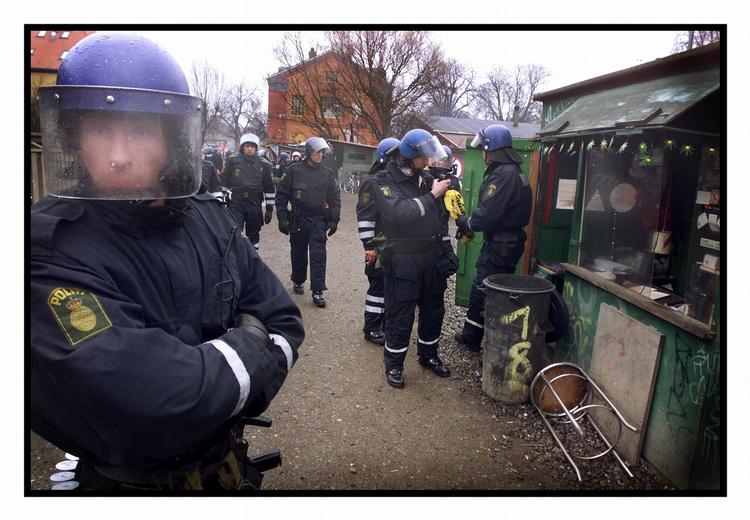 Christiania fejrede i 2001, at fristaden har eksisteret i 30 år. 60 kampklædte betjente dukkede uventet op og konfiskerede 50 kilo hash og joints. 