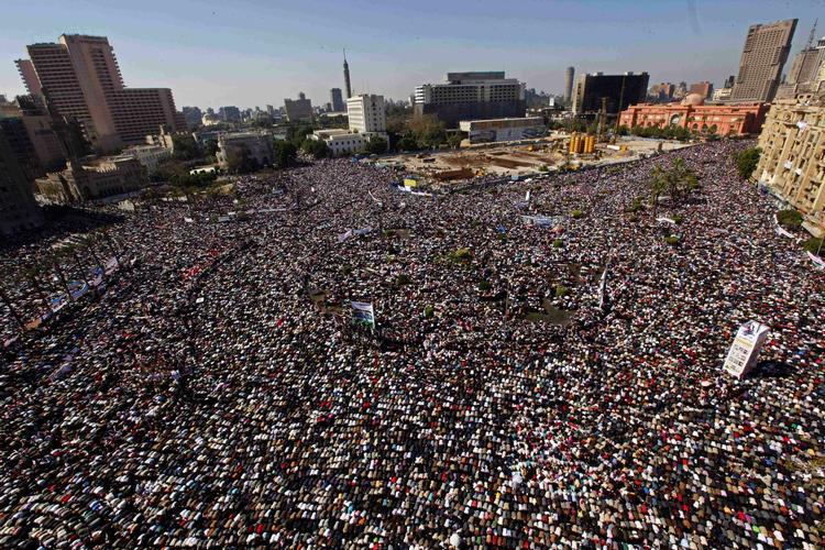 FREDAGSBØN. I Egypten gør de klar til fest efter fredagsbønen. I flere andre mellemøstlige lande kæmper man for at opnå samme succes som egypterne. 