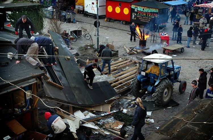 Både Folketingets venstre- og højrefløj er i 2004 tilfredse med, at beboerne på Christiania selv har nedrevet hashboderne i Pusher Street. 