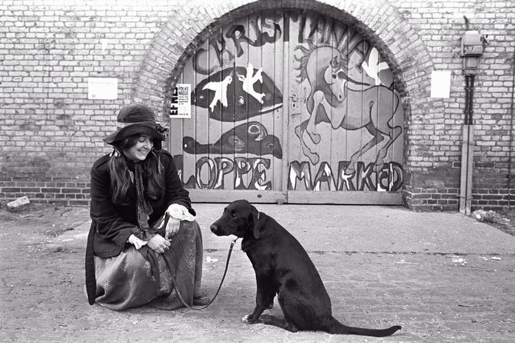 Det var gode tider foran loppemarkedet på Christiania i 1972. 