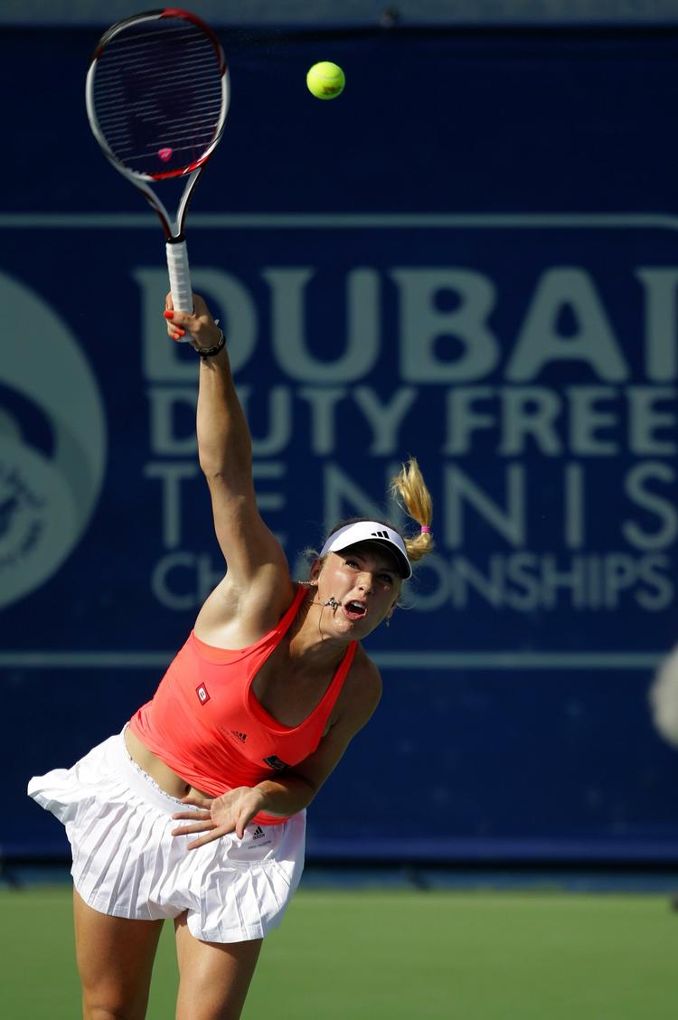 serv. Et par esser og nogle få vindere slog Caroline Wozniacki mod Shahar Peer, der lavede et hav af fejl. 