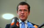 Doktorballade. Karl-Theodor zu Guttenberg er holdt op med at kalde sig 'dr.jur' - han er dog stadig forsvarsminister. 