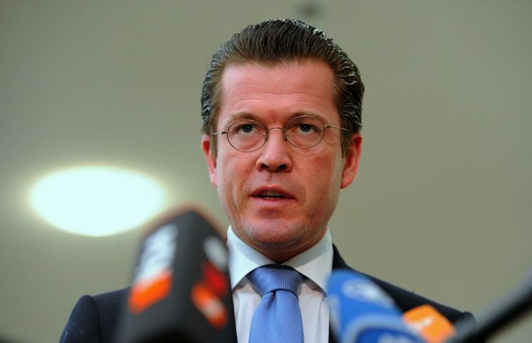 Doktorballade. Karl-Theodor zu Guttenberg er holdt op med at kalde sig 'dr.jur' - han er dog stadig forsvarsminister. 