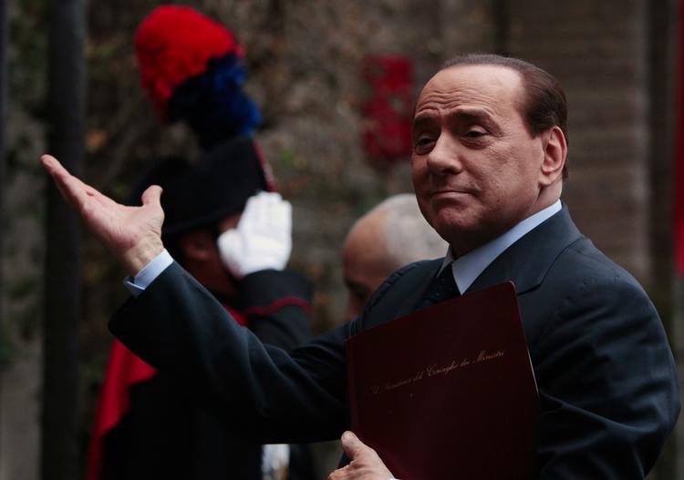 Tiltalt. Silvio Berlusconi afviser alle anklager - og nu får han måske hjælp fra lovgivningen. 