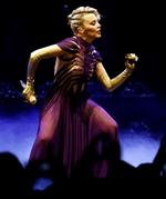 »Det er sjovt og skønt og udfordrende at leve det glamourøse liv, men når jeg kommer hjem, sparker jeg stiletterne af, tager joggingbukser på og smækker døren«, siger Kylie Minogue om livet i privaten. 