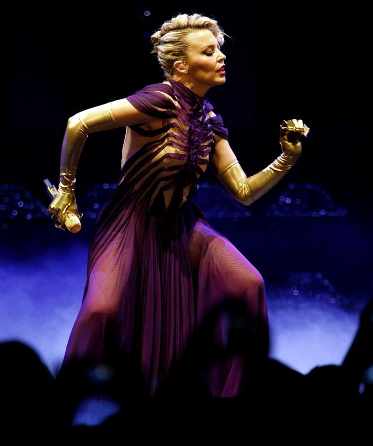 »Det er sjovt og skønt og udfordrende at leve det glamourøse liv, men når jeg kommer hjem, sparker jeg stiletterne af, tager joggingbukser på og smækker døren«, siger Kylie Minogue om livet i privaten. 
