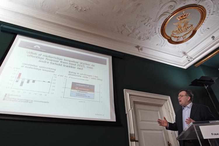 Hokuspokus. Da finansminister Claus Hjort Frederiksen (V) for et år siden fremlagde regeringens Konvergensprogram, lød den samlede økonomiske udfordring på 24 mia. kroner. I dag er hullet pludselig vokset til 45-50 mia. kroner. 