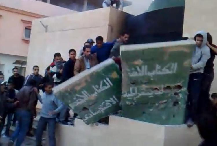 Opbrud. Demonstranter i byen Tobruk vælter en statue af diktator Gaddafis 'Grønne bog' - en bog beduinlederen skrev i 1975 og som rummer hans tanker om demokrati og politik. 