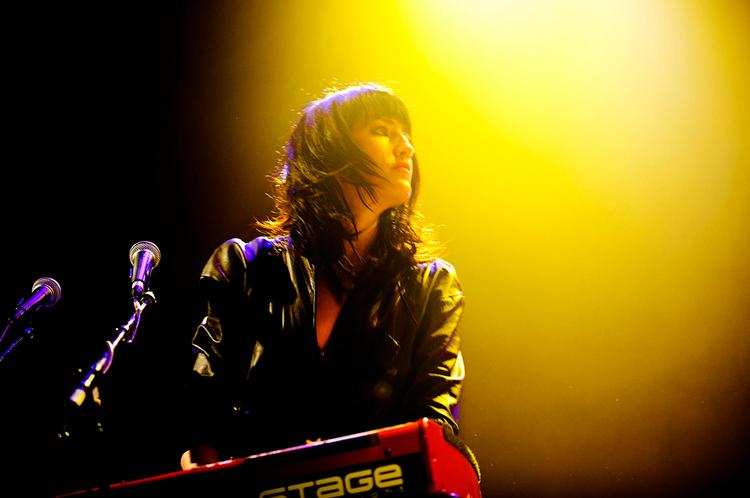 Balancen mellem det stilfærdige og det swingende var fornem ved Joan As Police Womans koncert i Amager Bio. 