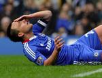 nede. Chelsea-anfører John Terry måtte en tur i græsset mod Everton. 