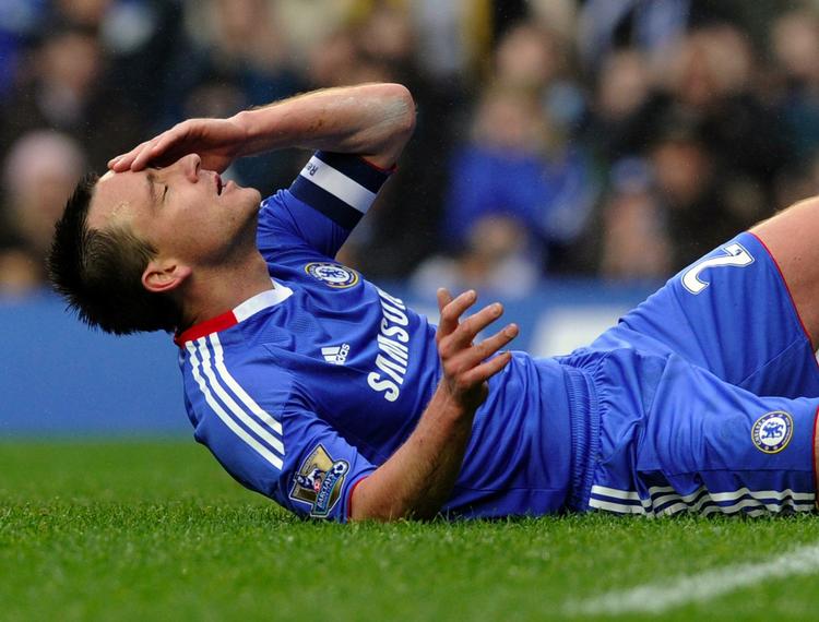 nede. Chelsea-anfører John Terry måtte en tur i græsset mod Everton. 