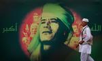 regeringstropperne har sat hårdt ind overfor regeringsmodstandere i Libyen. På billedet ses et banner af Muanmar Gaddafi, Libyens leder siden 1972. 