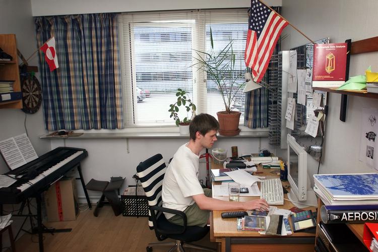 pirateri. Især Venstre er blevet skeptiske overfor modellen, hvor et kort brev skulle oplyse danskere, der downloadede film og musik ulovligt fra nettet, om ulovlighederne og gav råd om, hvordan man kunne undgå det i fremtiden. 