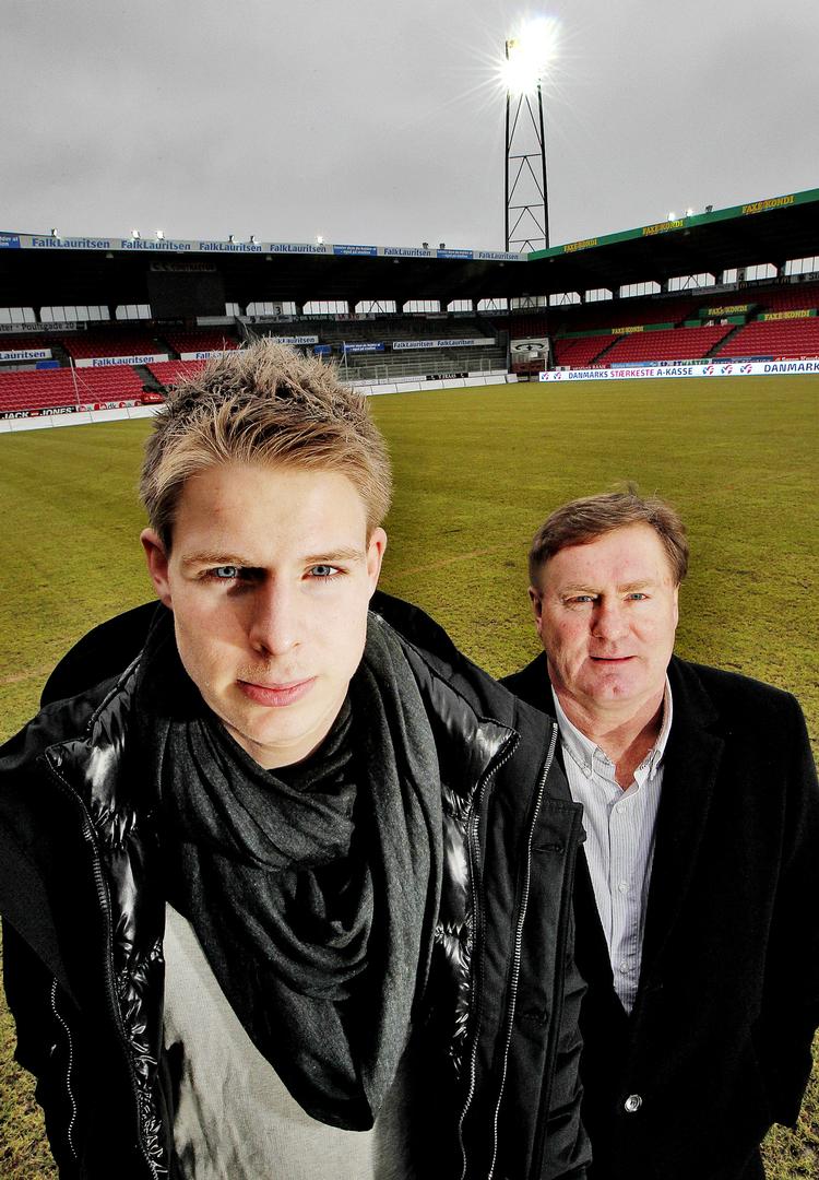 Far+søn. Selv om Morten Nielsens far ganske rigtigt er tidligere professionel spiller, giver filmen ikke indtryk af et urimeligt pres fra hans side.