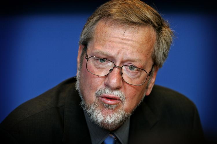 Kritik. Jeg har bare gjort min pligt, siger Per Stig Møller til kritikken af indblanding i DR's arbejde. 