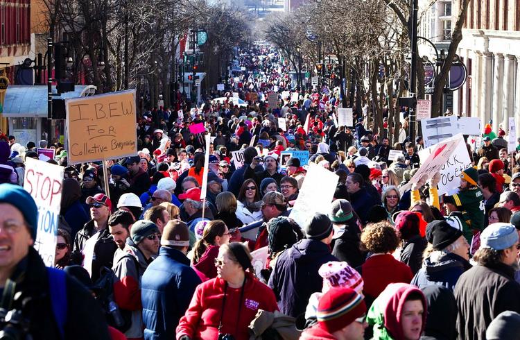 Gadebillede. Scott Walkers tilhængere var langt i undertal ved weekendens demonstrationer i Wisconsin. 