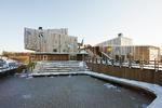 Midt i naturen - men kun 500 meter fra Kristianstads centrum - svæver oplysningscentret over vådområdet. Iklædt fyrretræslameller, der får det til at falde ind i  området. Indenfor genkender man arkitekten Fredrik Pettersons glæde ved spiralen og lamellerne, som også kendetegner hans Søbad i Kastrup. Foto: Åke E:son Lindman 