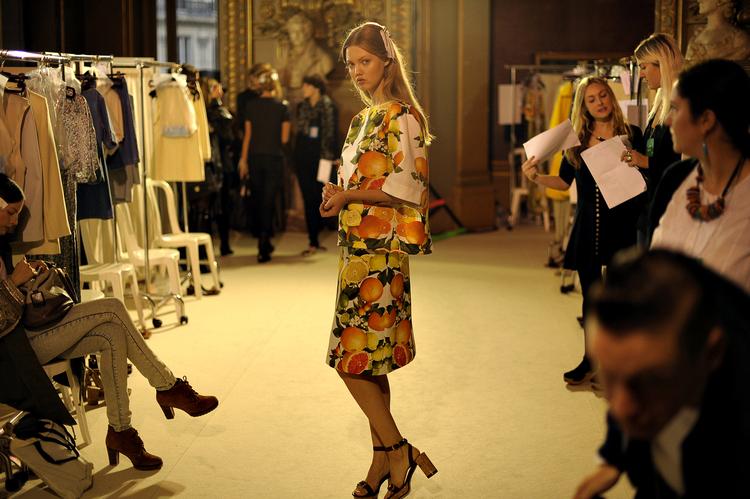 Frugt. Stella McCartney bruger farverige citrusprint. 