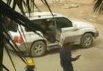 Lejesoldater. Blandt andet mænd i gule byggepladshjelme kædes sammen med lejesoldaterne, som også optræder i libyske militæruniformer. Da Libyen er lukket land for medier, er det eneste billedmateriale som kommer ud lige nu, grynede webvideoer og billeder taget med mobiltelefon. 